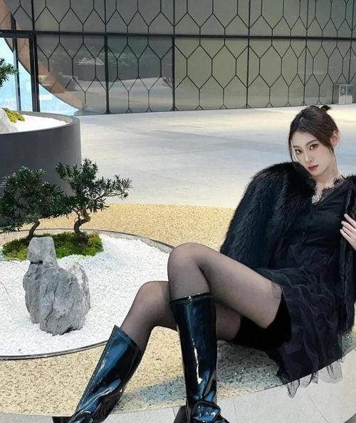 美女只穿丝袜看到毛毛,探寻美女肌肤下的毛毛秘密